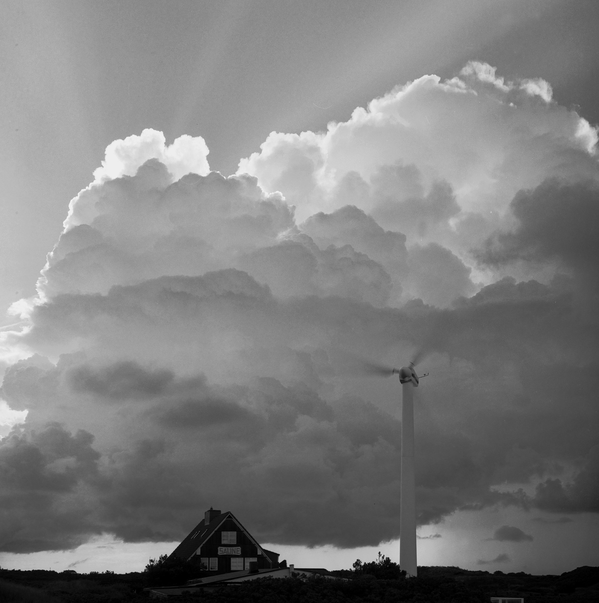 Saline auf Wangerooge mit Windkraftanlage